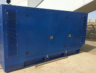 Дизельный генератор АД-200С-Т400-1РКМ5 в шумозащитном кожухе на строительной площадке